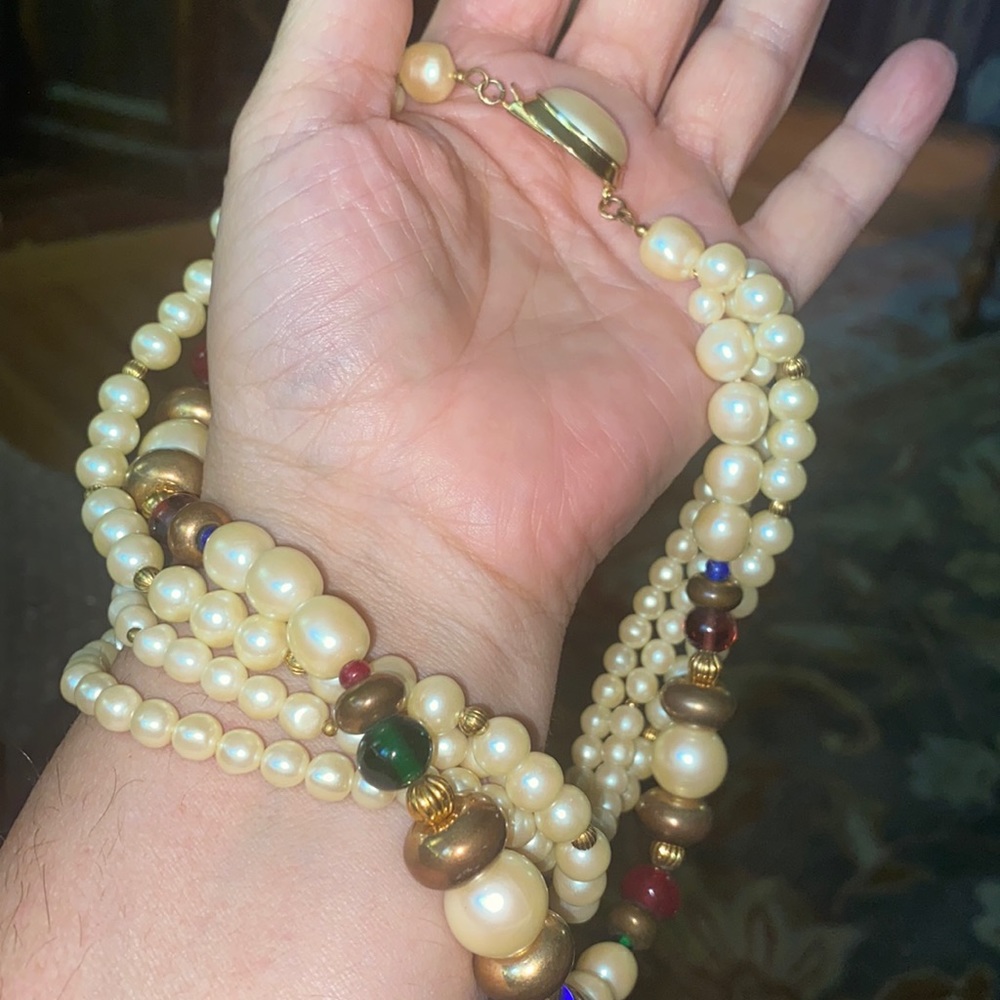 Vintage faux pearl necklace (night stand)